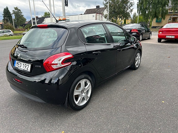 Peugeot 208 4 of 26