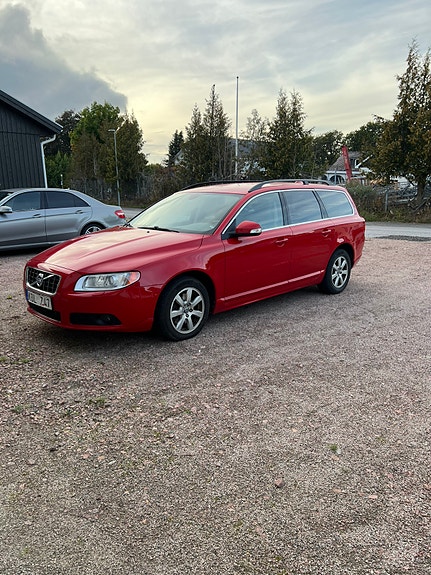 Volvo V70 2 of 8