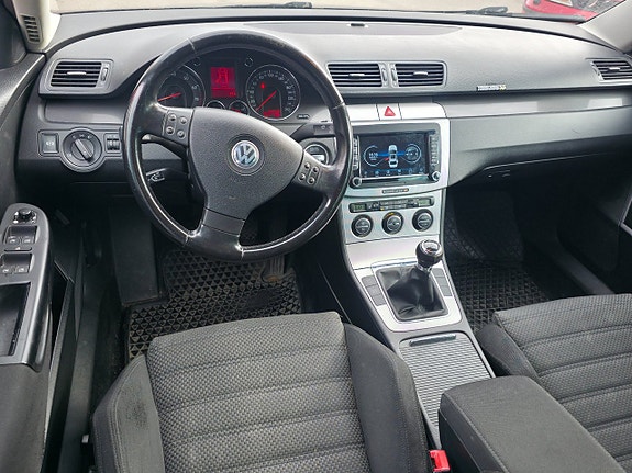Volkswagen Passat 2 of 17