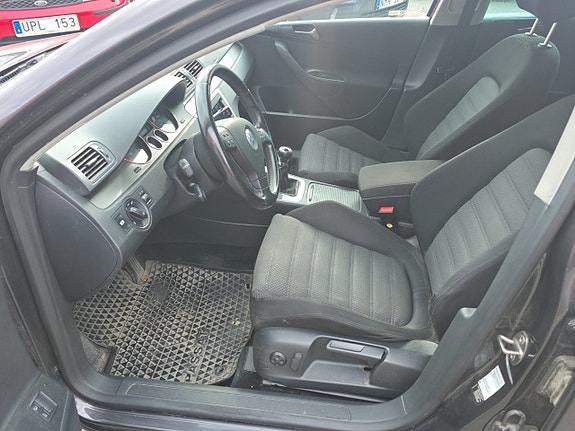 Volkswagen Passat 12 of 17
