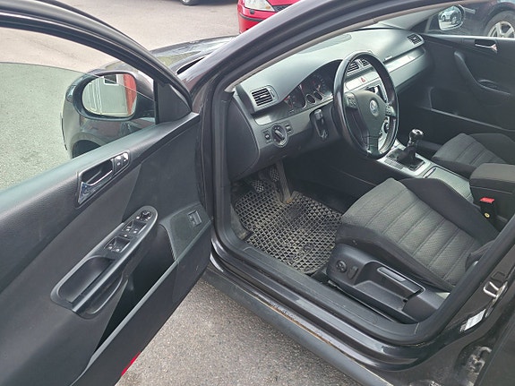 Volkswagen Passat 9 of 17