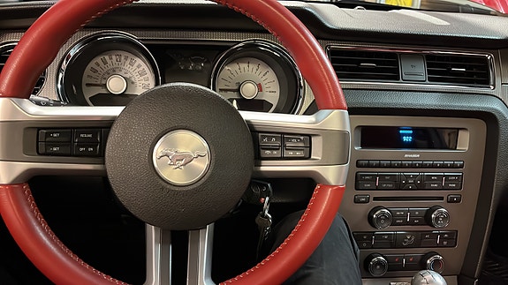 Ford Mustang 4 of 5