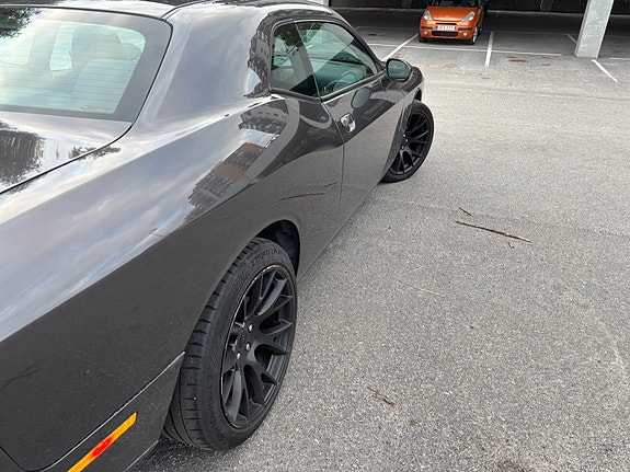 Dodge Challenger 5 of 16
