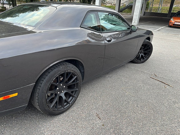 Dodge Challenger 4 of 16