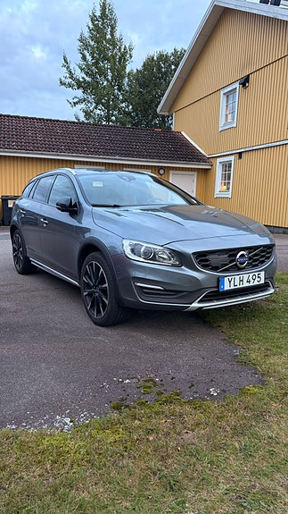 Volvo V60 Cross Country 2 of 9