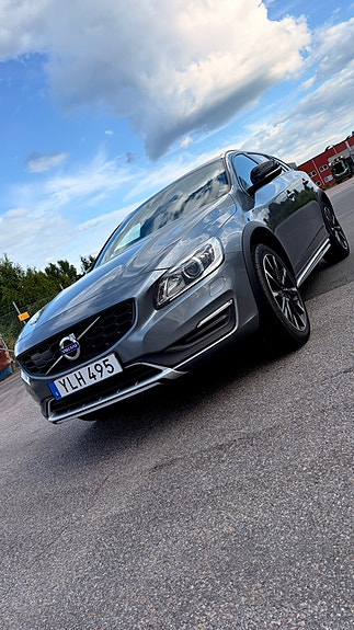 Volvo V60 Cross Country 3 of 9