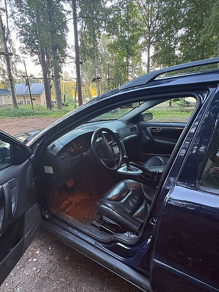 Volvo V70 2 of 8