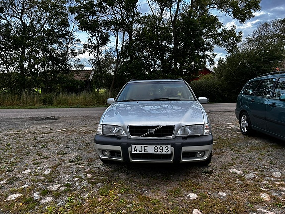 Volvo XC70 2 of 11