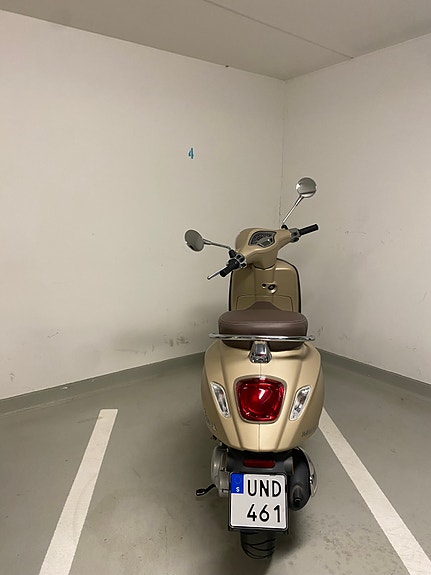 Vespa Piaggio Primavera 2 of 4