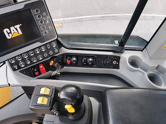 CAT 930M 7 of 19