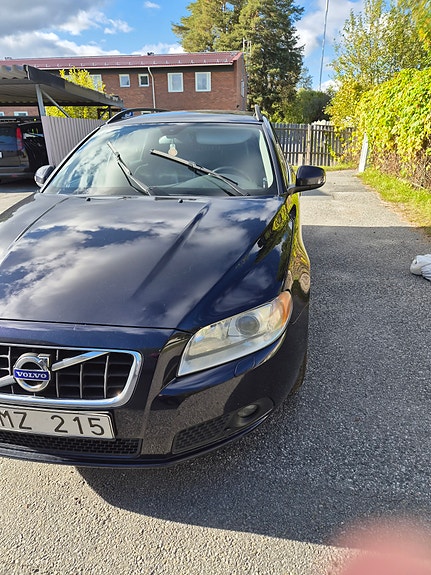 Volvo V70 3 of 7