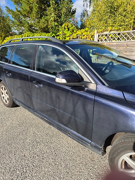Volvo V70 2 of 7