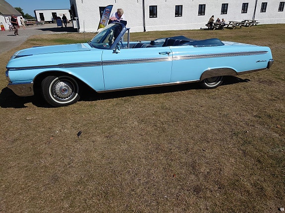 Ford Galaxie 2 of 7