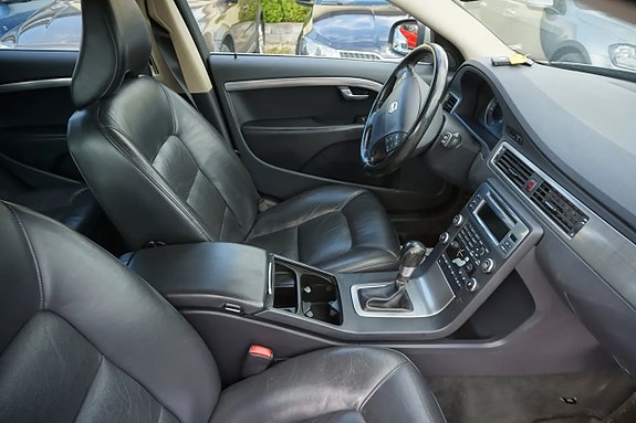 Volvo V70 3 of 4