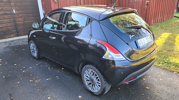 Lancia Ypsilon 2 of 3
