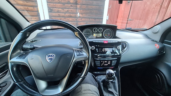 Lancia Ypsilon 3 of 3