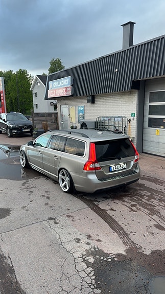 Volvo V70 3 of 7