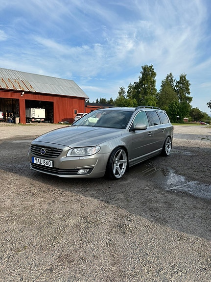 Volvo V70 2 of 7