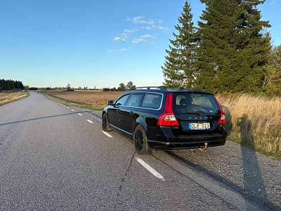 Volvo V70 2 of 10