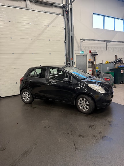 Toyota Yaris 2 of 4