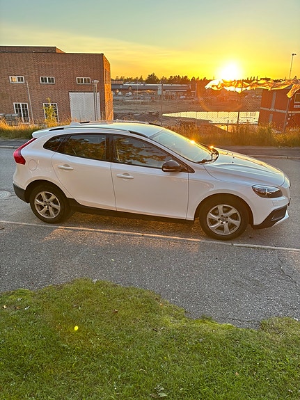 Volvo V40 Cross Country 2 of 8