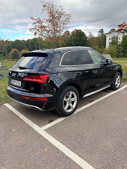 Audi Q5 2 of 8