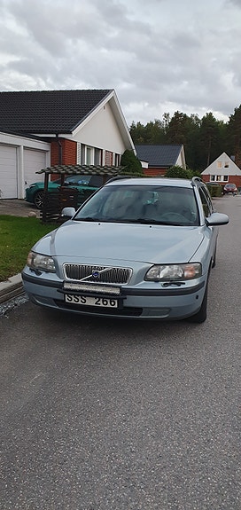 Volvo V70 2 of 6