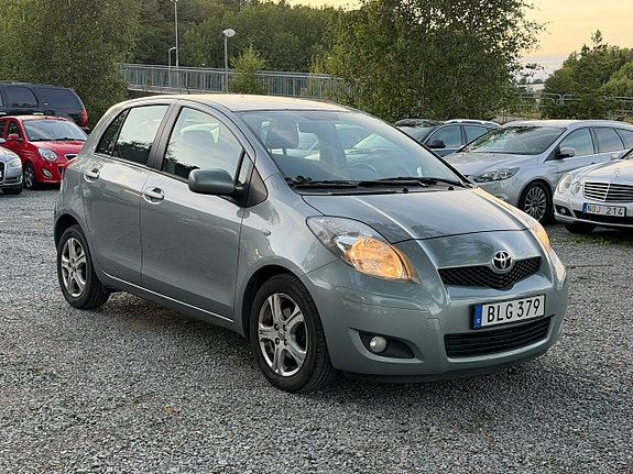 Toyota Yaris 2 of 19