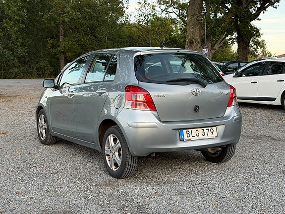 Toyota Yaris 3 of 19