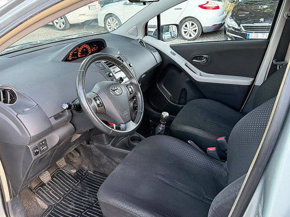 Toyota Yaris 12 of 19