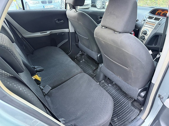 Toyota Yaris 13 of 19