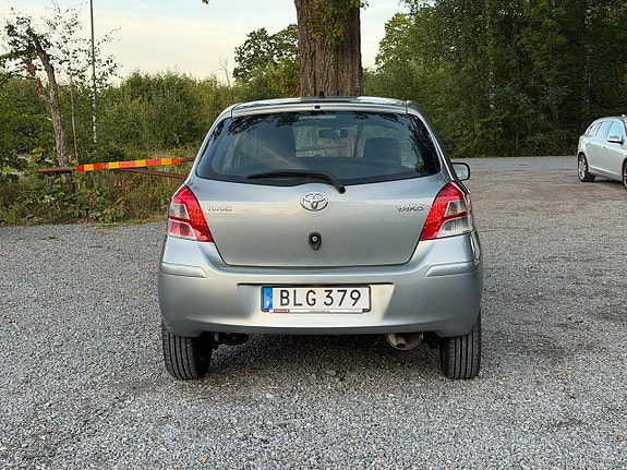 Toyota Yaris 8 of 19