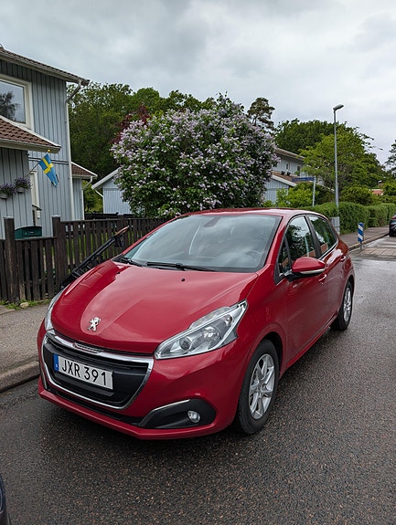 Peugeot 208 2 of 5