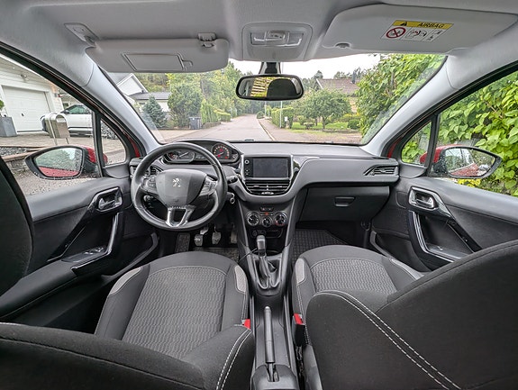 Peugeot 208 3 of 5