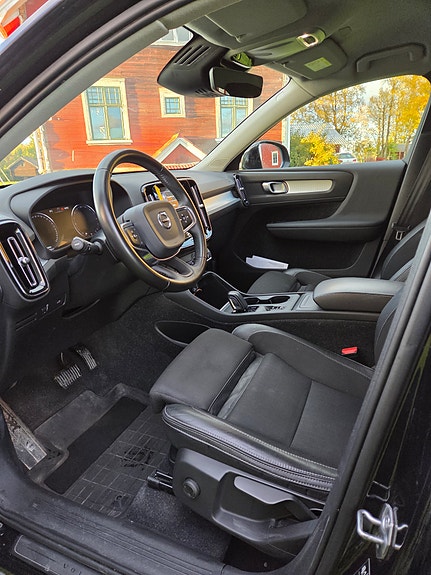 Volvo XC40 5 of 8