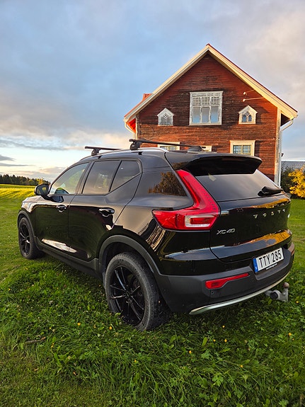 Volvo XC40 2 of 8