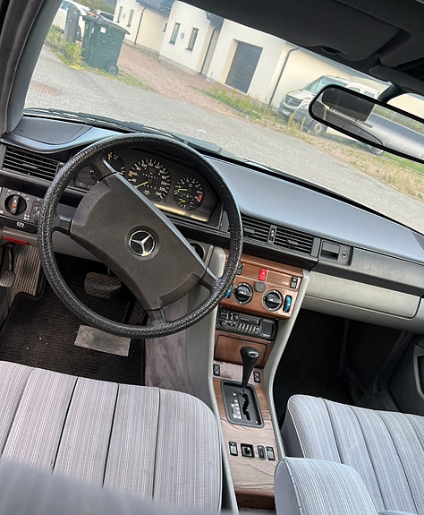 Mercedes-Benz 300 CE 6 of 7