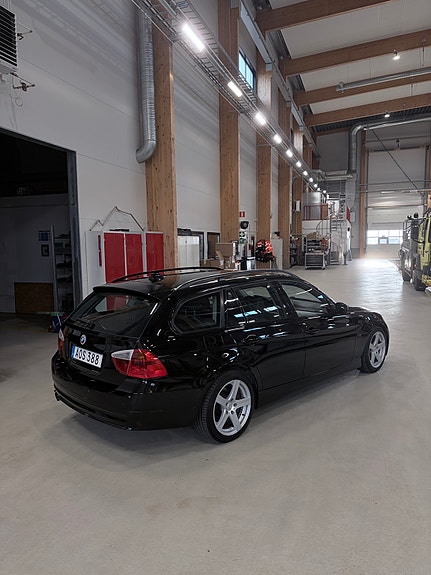 BMW 325i 2 of 12