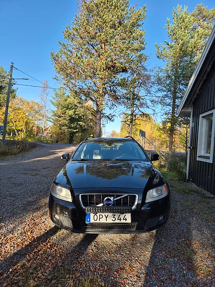 Volvo V70 2 of 6