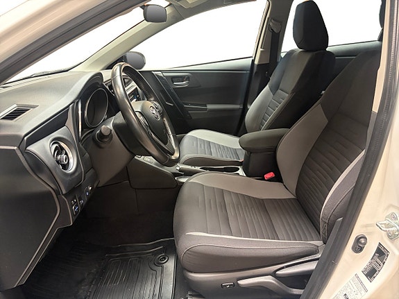 Toyota Auris 12 of 16
