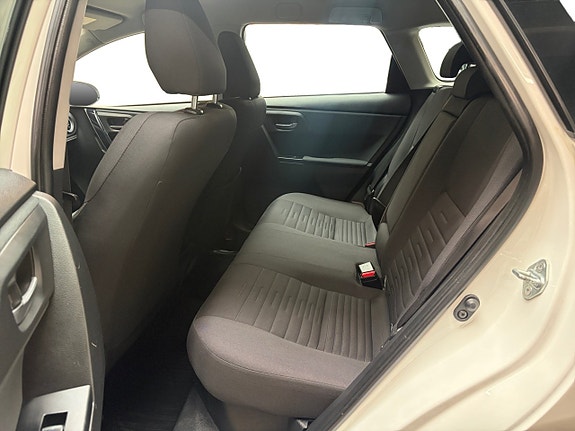 Toyota Auris 14 of 16