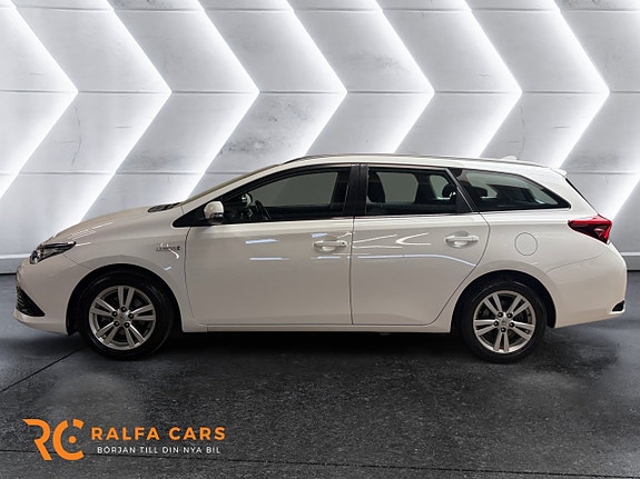 Toyota Auris 3 of 16