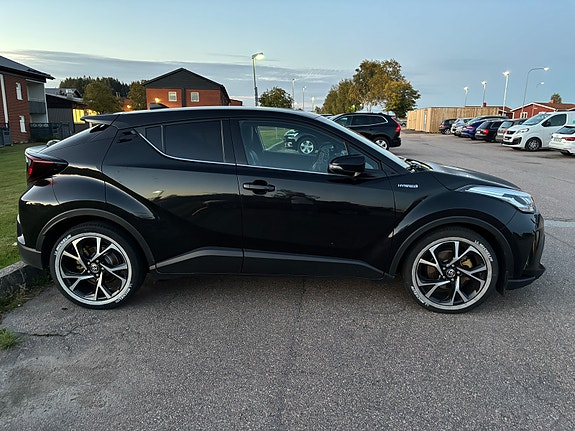 Toyota C-HR 3 of 5