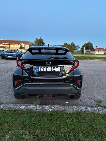 Toyota C-HR 4 of 5