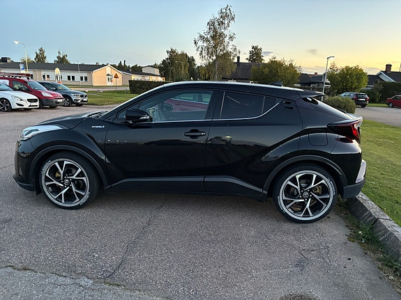Toyota C-HR 2 of 5
