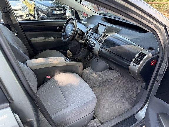 Toyota Prius 13 of 16