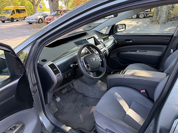 Toyota Prius 10 of 16