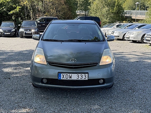 Toyota Prius 2 of 16