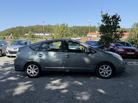 Toyota Prius 4 of 16