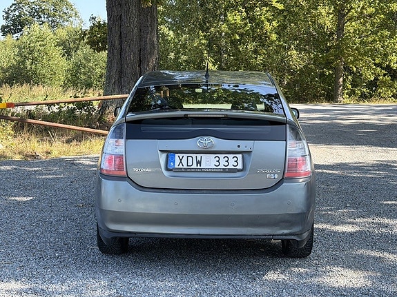 Toyota Prius 6 of 16